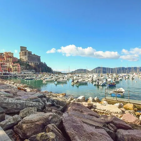 Casa vacanze 2 Bedroom Awesome In Santo Stefano Magra